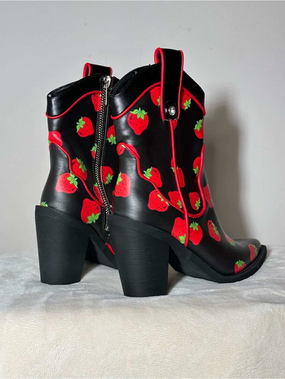 🍓 Strawberry Shortcake x Dolls Kill Meadow Greeting Size 7 🍓 - Picture 4 of 6